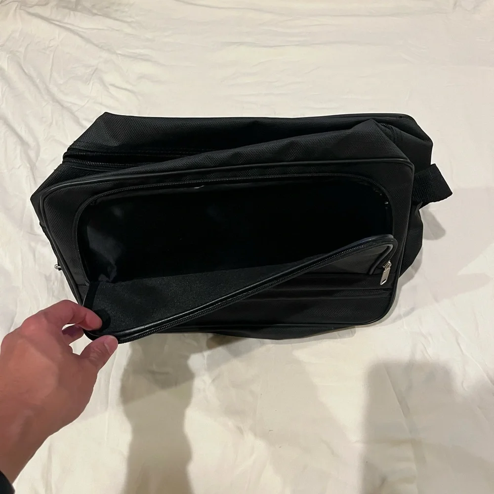Small sized laptop bag with 2 main pockets and a mini divider